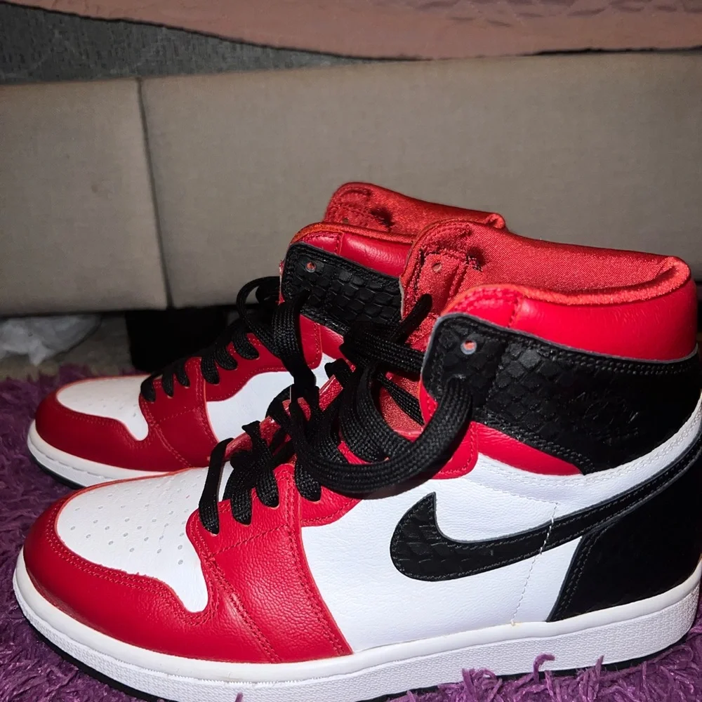 Jordan 1 Retro High
Satin Snake (Women's) Sz8 (comes with 2 sets of laces) - Picture 3 of 6